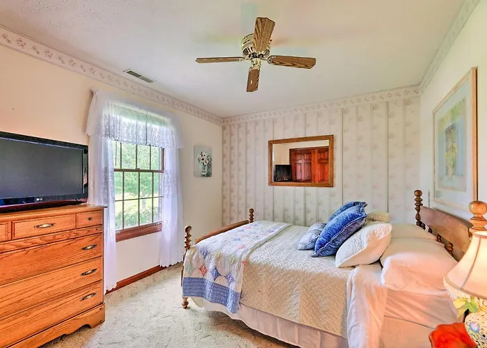 Charming Williamstown Retreat With Private Yard