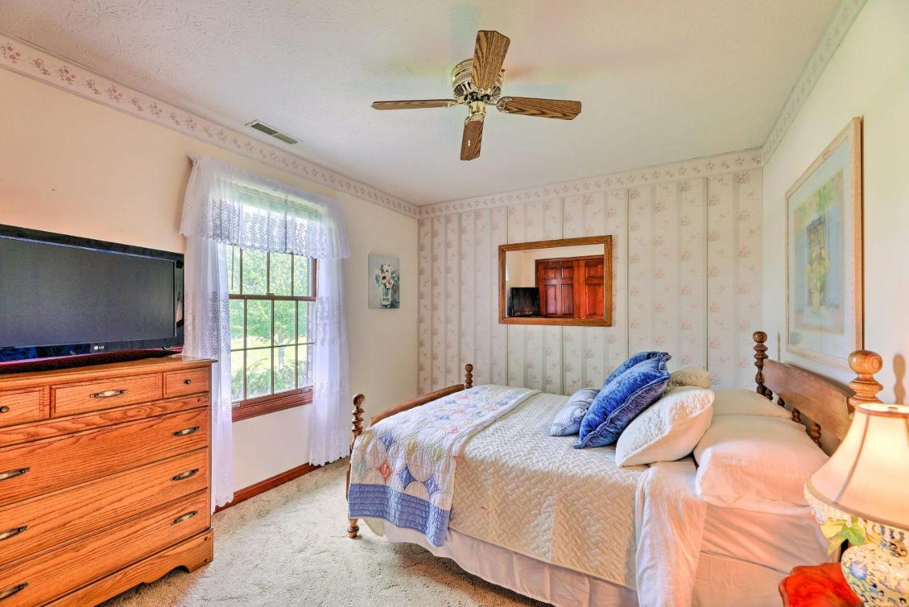 Charming Retreat With Private Yard *