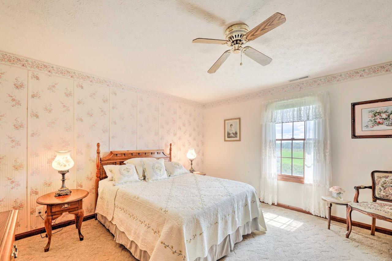 Charming Retreat With Private Yard Hébergement de vacances *