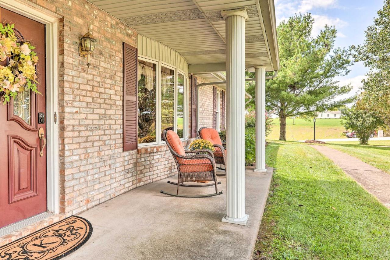 Charming Retreat With Private Yard Hébergement de vacances *