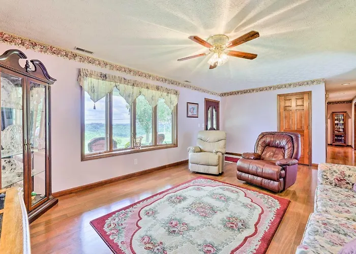 Charming Williamstown Retreat With Private Yard