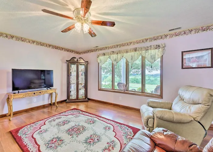 Charming Williamstown Retreat With Private Yard